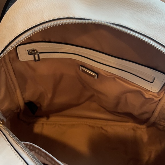 White and tan Guess backpack - Picture 5 of 6